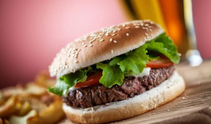 Descoperă secretul de a mânca un hamburger fără a pierde din conţinut