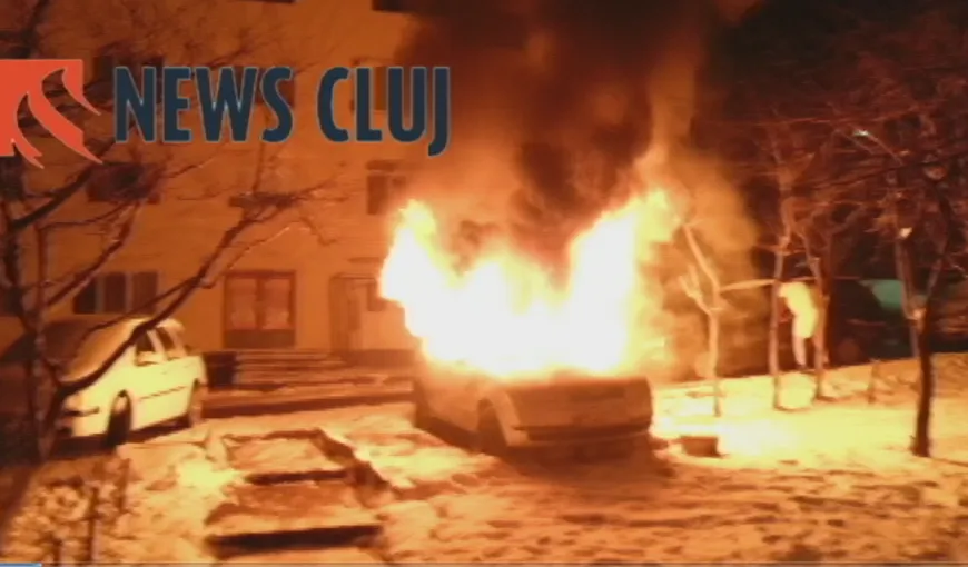 Incendiu cu iz de răzbunare. Maşina unui jurnalist a fost incendiată în parcare VIDEO