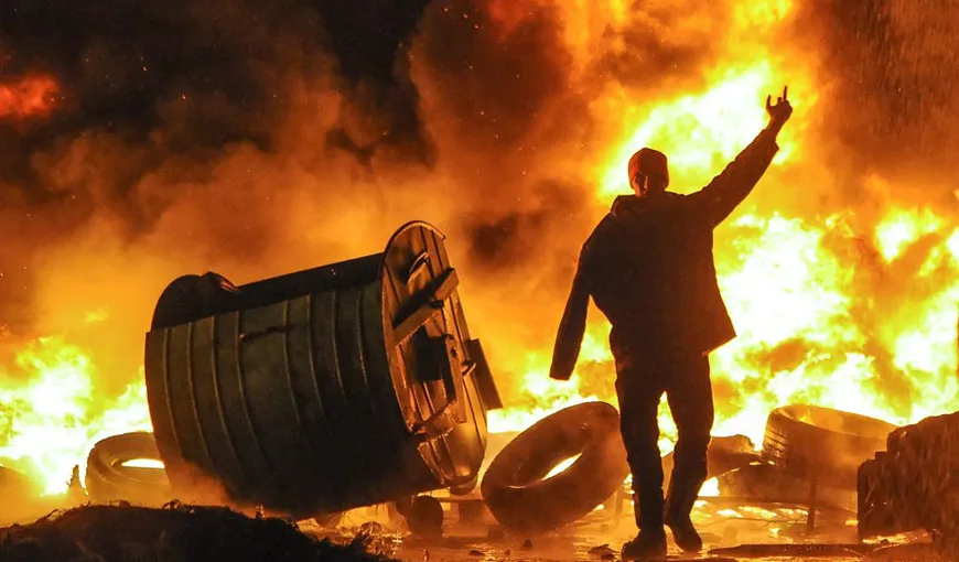 ÎNFIORĂTOR! Momentul în care un manifestant este ÎMPUŞCAT la Kiev VIDEO