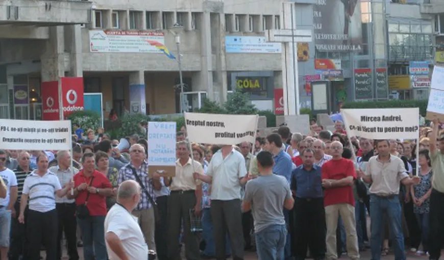 Miting la Piteşti. Sute de foşti angajaţi ai OMV au protestat împotriva companiei
