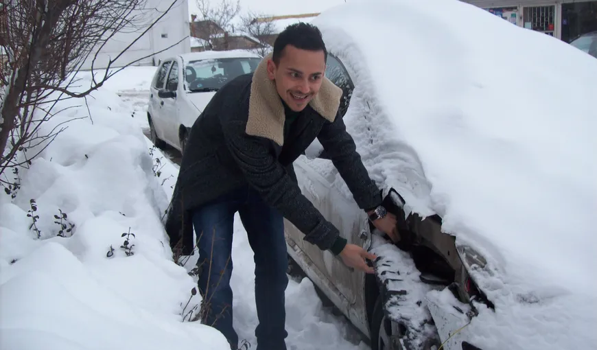 Nu e banc! Ce a găsit un oltean sub zăpada de pe maşină FOTO