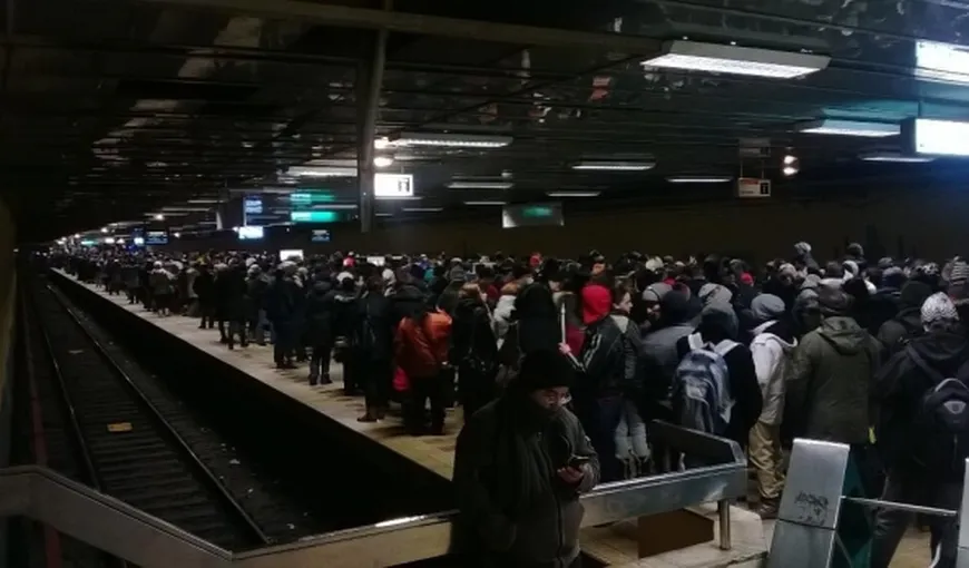 PANICĂ la metrou: Sute de bucureşteni au rămas BLOCAŢI în tunel