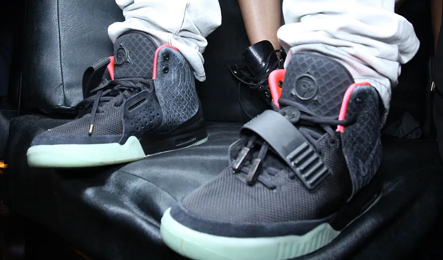 Sumă record cerută pentru o pereche de pantofi sport creaţi de Kanye West pe eBay