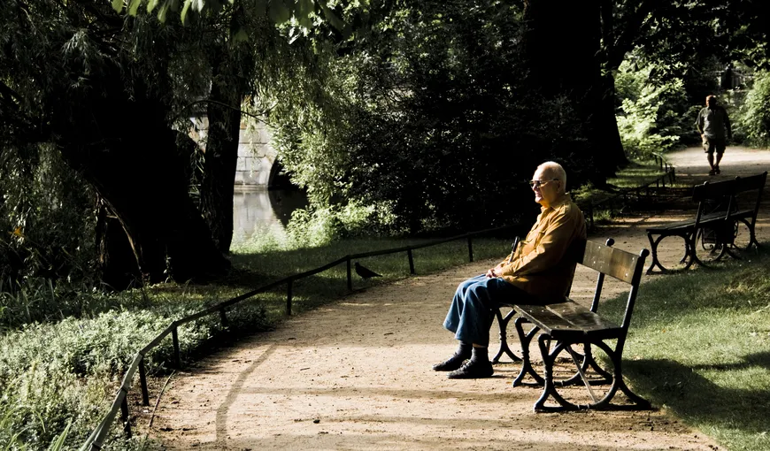 La ce RISCURI se expun persoanele vârstnice care stau prea mult în poziţia şezând