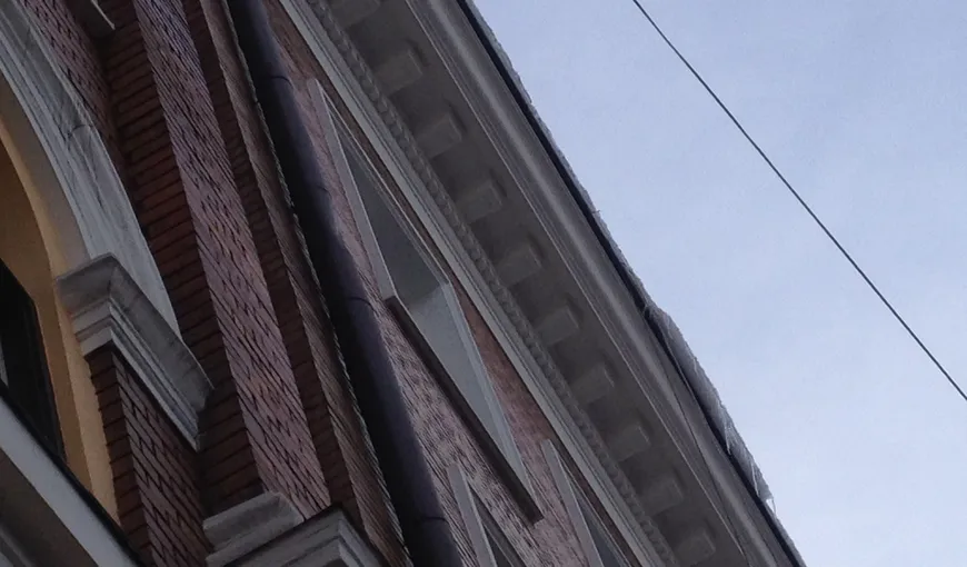 Două femei, rănite de bucăţi de zăpadă desprinse de pe acoperişurile a două clădiri din Târgovişte