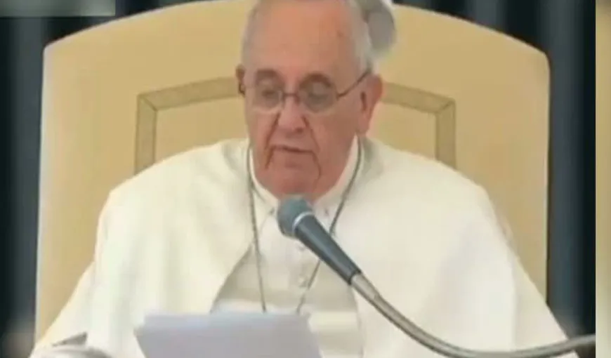 Papa Francisc a rămas fără chipiu în timpul predicii, din cauza vântului VIDEO