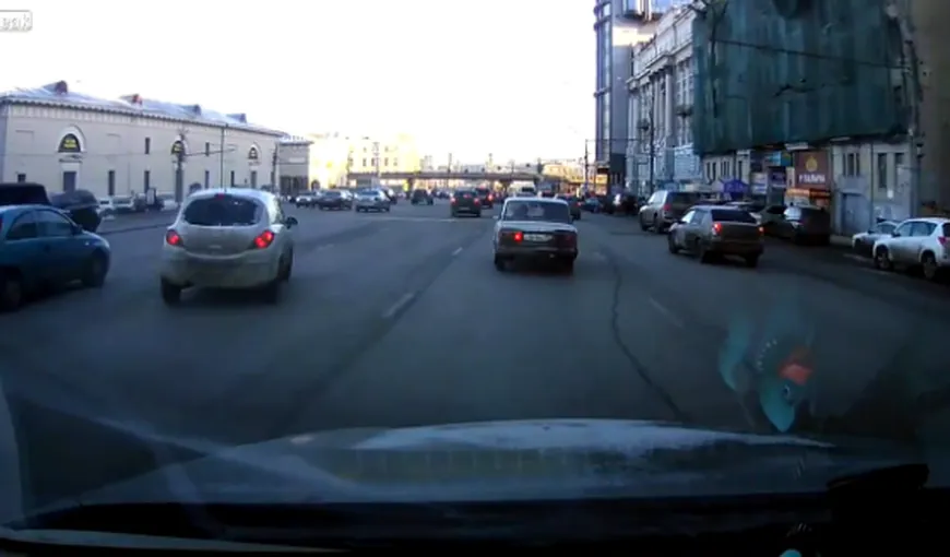 Cum să parchezi ca în Moscova: Nu încercaţi aşa ceva pe stradă VIDEO