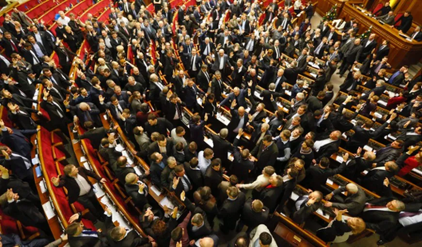 UCRAINA: Parlamentul a votat ÎNLĂTURAREA lui Ianukovici şi a stabilit alegeri ANTICIPATE în mai LIVE VIDEO