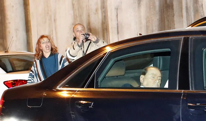 Maşina în care se afla Berlusconi, atacată cu roşii în faţa Preşedinţiei Italiei