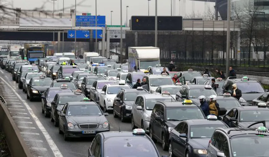 Taximetriştii din Paris fac GREVĂ din cauza CONCURENŢEI NELOIALE