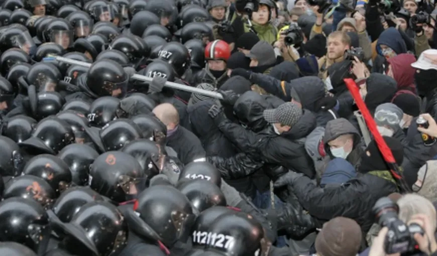 CRIZA DIN UCRAINA: Manifestanţii evacuează clădirea primăriei Kievului