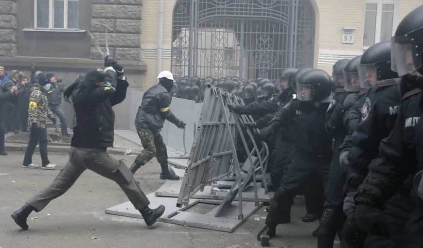 CRIZA UCRAINA: MAE a emis o atenţionare de călătorie pentru Ucraina, pe fondul violenţelor de la Kiev