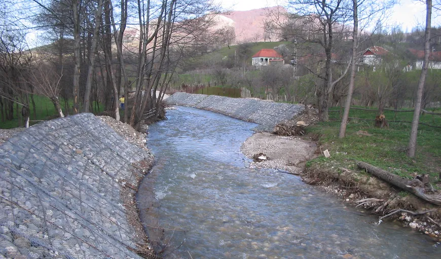 Cauza prăbuşirii podului de peste râul Strei: Gradul avansat de spălare a fundaţiei