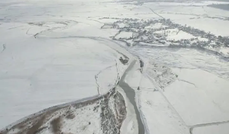 Pericol de inundaţii în Moldova: Râurile îngheţate sunt monitorizate din elicopter
