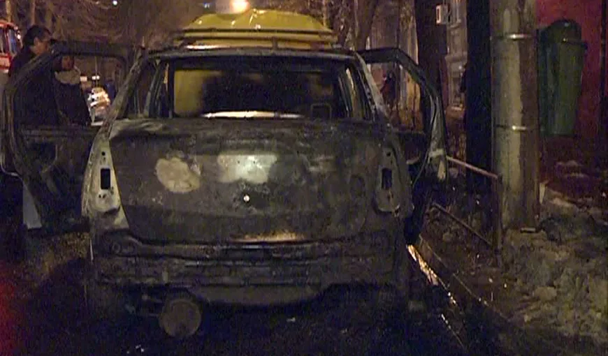 Taxi în flăcări în zona Gării de Nord