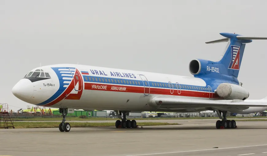 Incident incredibil: O stewardesă de la compania Ural Airlines a căzut din avion