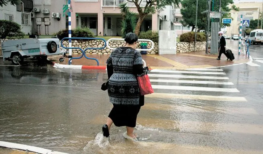 Ai grijă când traversezi o stradă inundată ca să nu o păteşti ca această femeie VIDEO