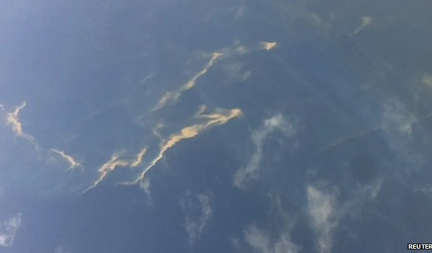 Avionul dispărut în Asia: Au fost găsite pete de petrol în ocean FOTO