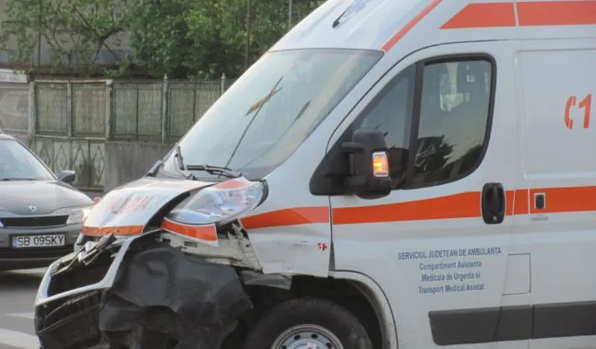 ACCIDENT GRAV provocat de o ambulanţă, pe trecerea de pietoni. Un bărbat se zbate între viaţă şi moarte