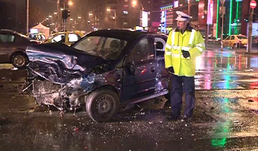 Accident grav în Capitală: Un şofer a trecut pe roşu şi a băgat trei oameni în spital