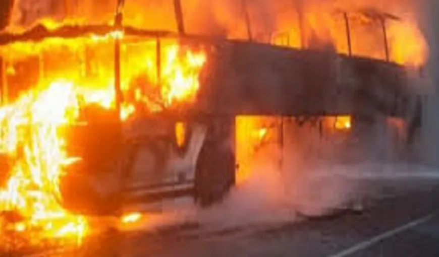 Cel puțin zece persoane au ars de vii într-un incendiu la bordul unui autobuz