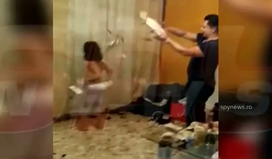 INCREDIBIL. Un bărbat şi-a pus fetiţa să danseze pe manele şi a îmbrăcat-o în bani VIDEO