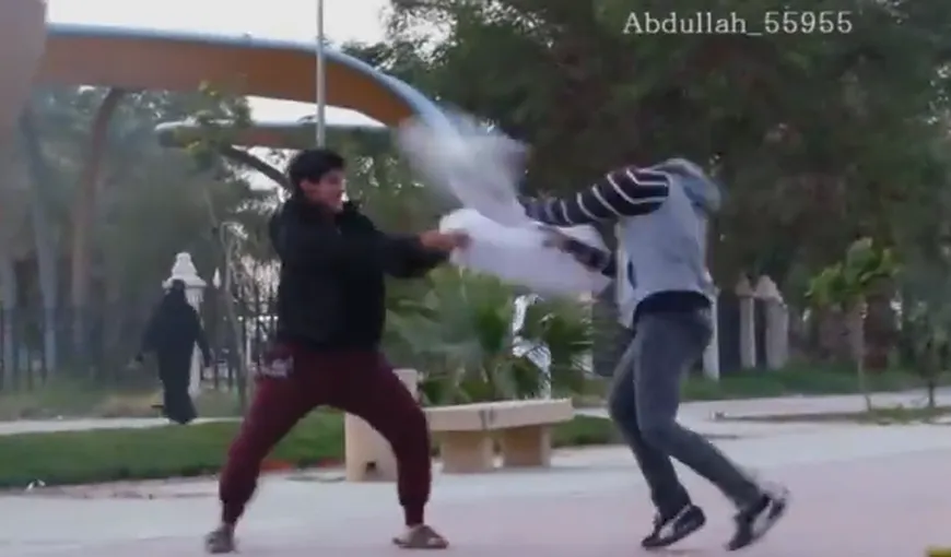 RÂZI DE MORI. Un arab a scos „bătaia cu perne” în stradă. Cum au reacţionat trecătorii luaţi prin surprindere
