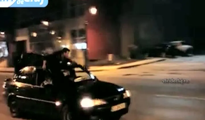 Teribilism în trafic: S-a urcat pe CAPOTA unei maşini aflate în mers VIDEO