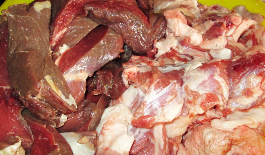 O NOUĂ ALERTĂ. Tone de carne de porc EXPIRATĂ, descoperite într-un depozit frigorific din Braşov