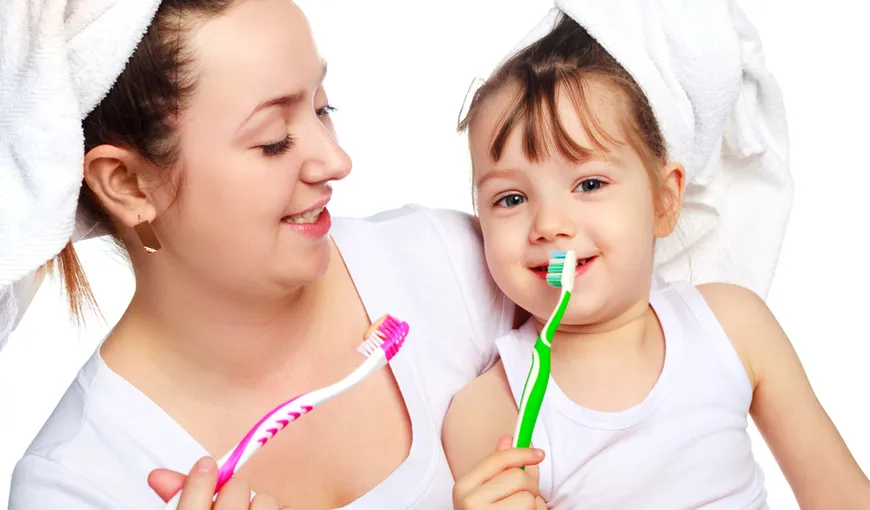 De la ce vârstă trebuie să se spele COPIII pe dinţi? Cum alegem PASTA şi PERIUŢA pentru micuţi