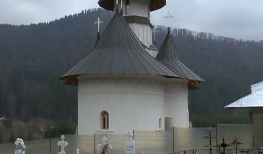 Zeci de localnici din Vrancea, revoltaţi că nu sunt lăsaţi să-şi îngroape morţii în cimitirul mănăstirii VIDEO