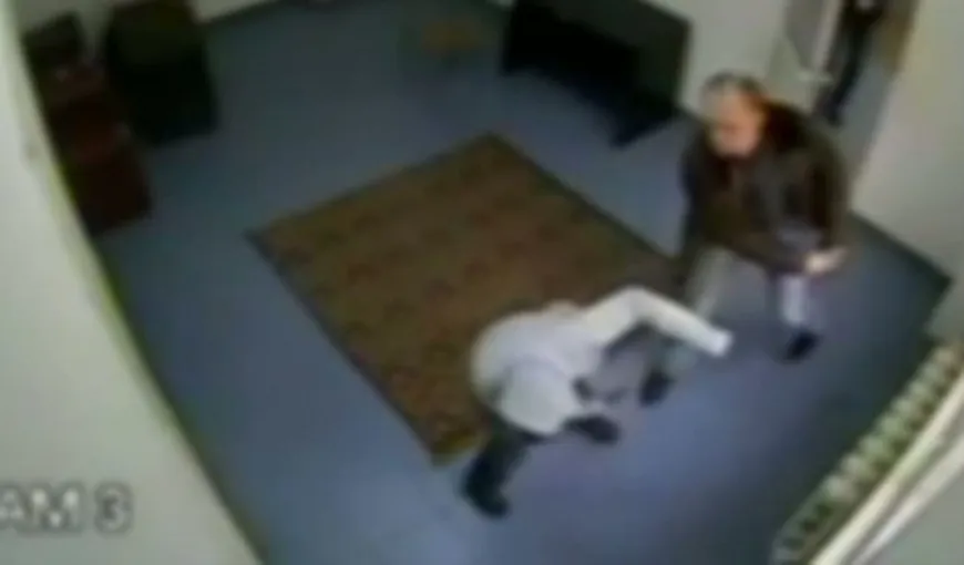 Subofiţer anchetat după apariţia imaginilor cu fostul comandant al Poliţiei Piatra Neamţ lovind un copil