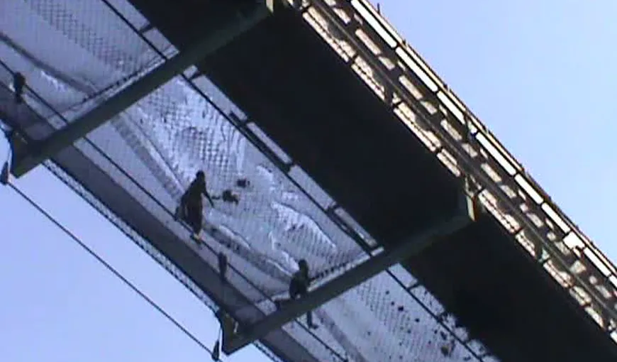 Joacă PERICULOASĂ: Copii, filmaţi în timp ce alergau pe o plasă de protecţie, la 20 de metri înălţime VIDEO