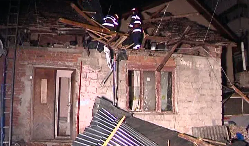 Vântul a făcut victime: Doi copii au ajuns la spital după ce un acoperiş desprins a căzut peste casa lor