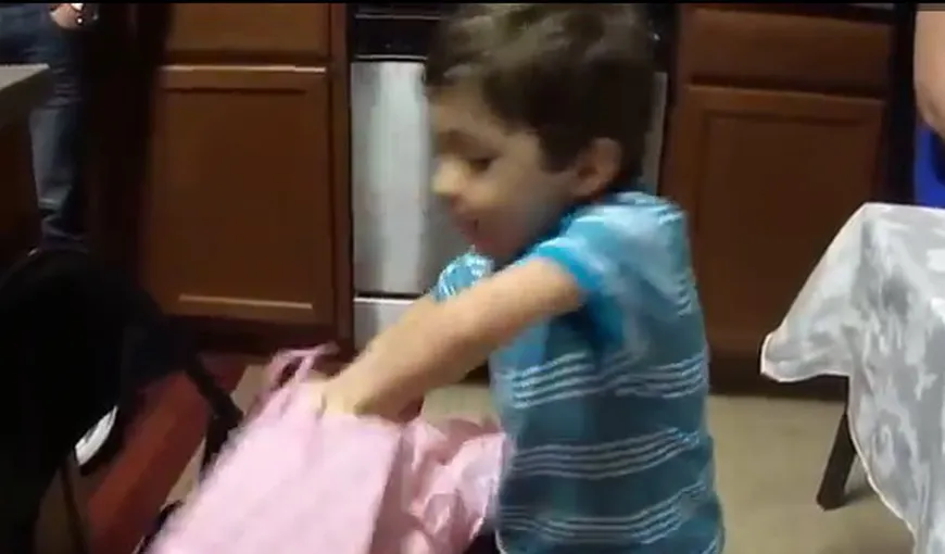 Nu ai văzut asemenea BUCURIE NICIODATĂ: Reacţia unui băieţel care primeşte un cadou ANOST VIDEO