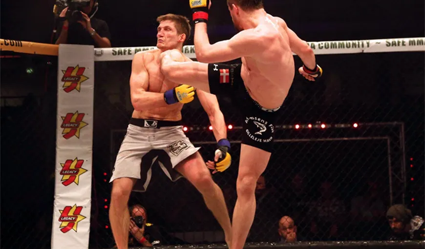 KO impresionant în MMA. NĂUCIT, un luptător se clatină periculos şi cade inconştient, pe podea VIDEO