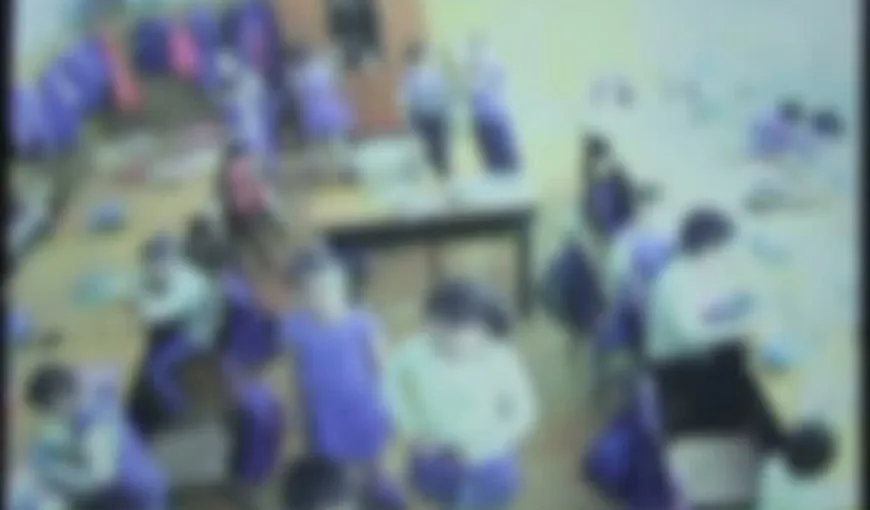 Fetiţă de clasa a doua îşi terorizează colegii în clasă. Părinţii îngroziţi au instalat camere de supraveghere