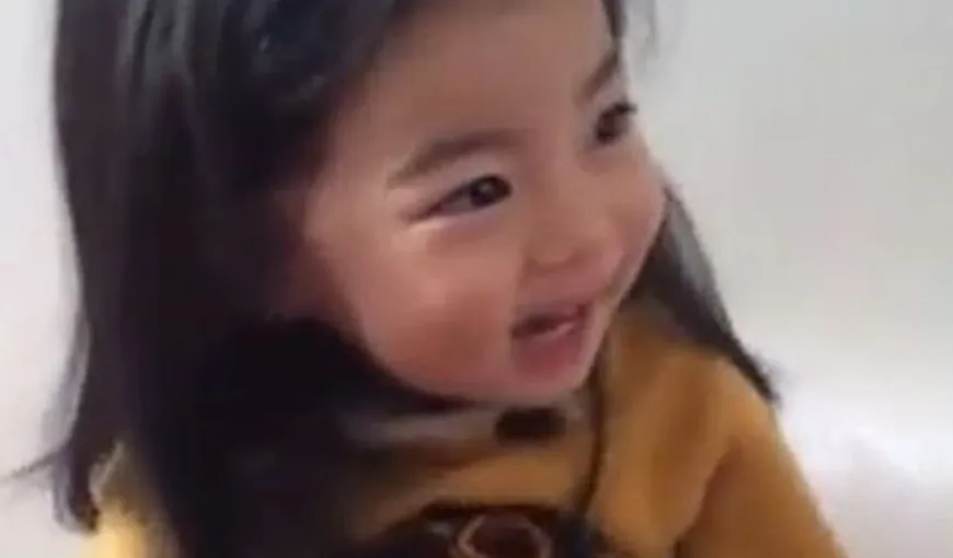 Este adorabilă! Reacţia micuţei care este învăţată să nu primească dulciuri de la străini VIDEO
