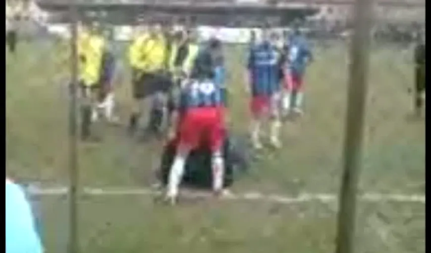 Scene de COŞMAR la Buzău. Un jucător şi părinţii săi, bătuţi cu bestialitate pe terenul de fotbal VIDEO
