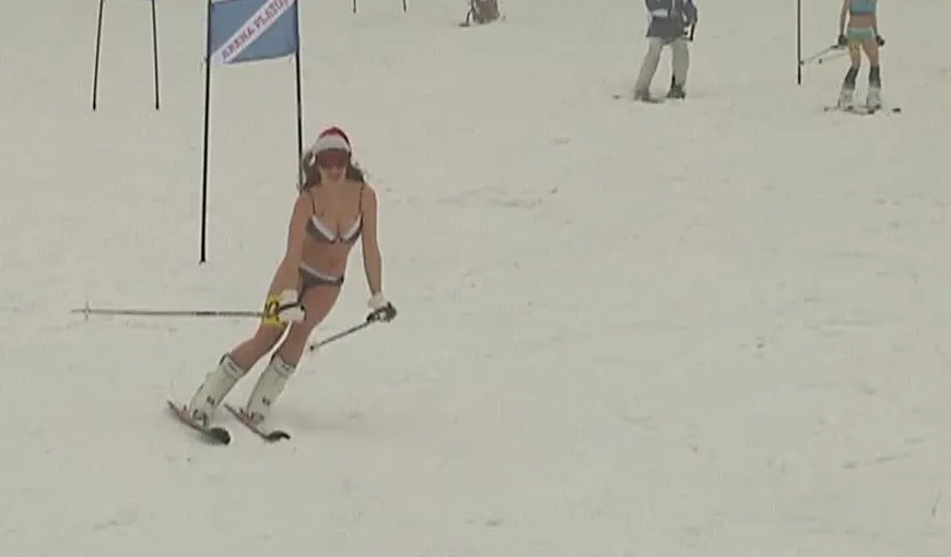 Dezbrăcate în zăpadă: Femei în costume de baie, într-un concurs pe pârtia de la Păltiniş VIDEO