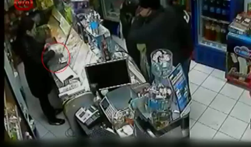 Hoţi surprinşi de camerele de supraveghere în timp ce furau dintr-un magazin din Vaslui VIDEO