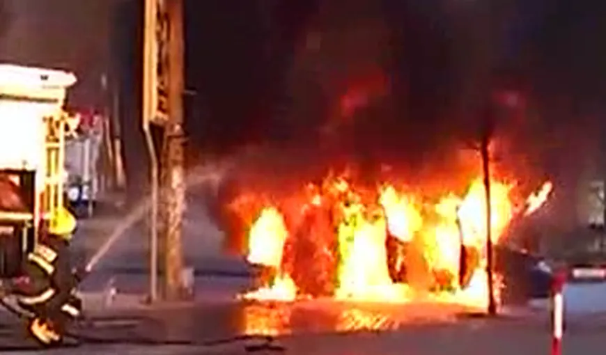 Imagini INCREDIBILE. Pompierii nu fac faţă unei maşini în flăcări care o ia la vale VIDEO
