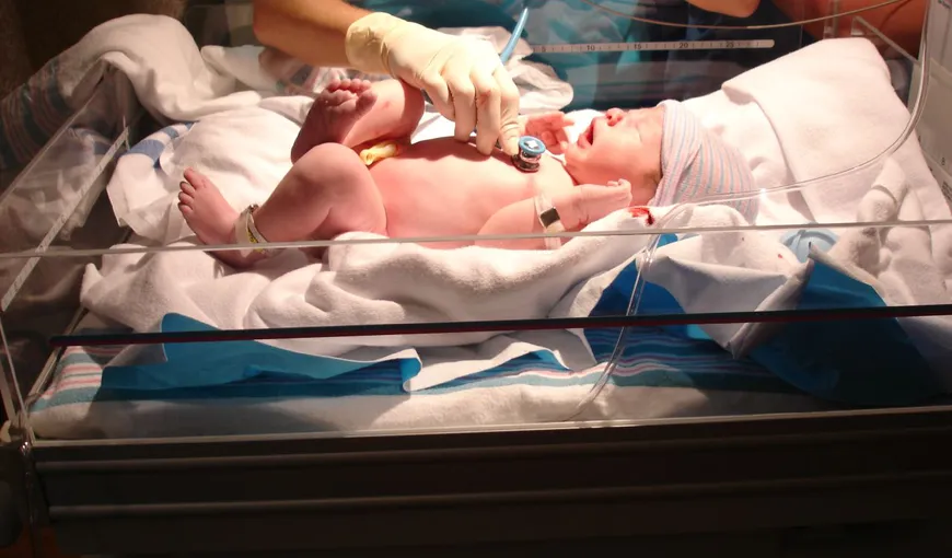 Doi părinţi din Buzău acuză medicii că le-au vândut bebeluşul nou născut