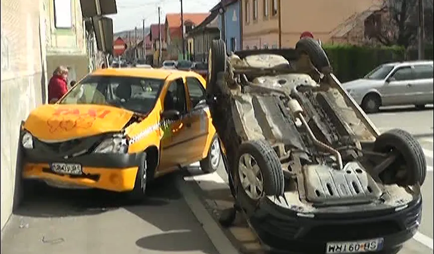 Accident spectaculos la Sibiu. O maşină s-a răsturnat, alta a intrat într-un perete VIDEO