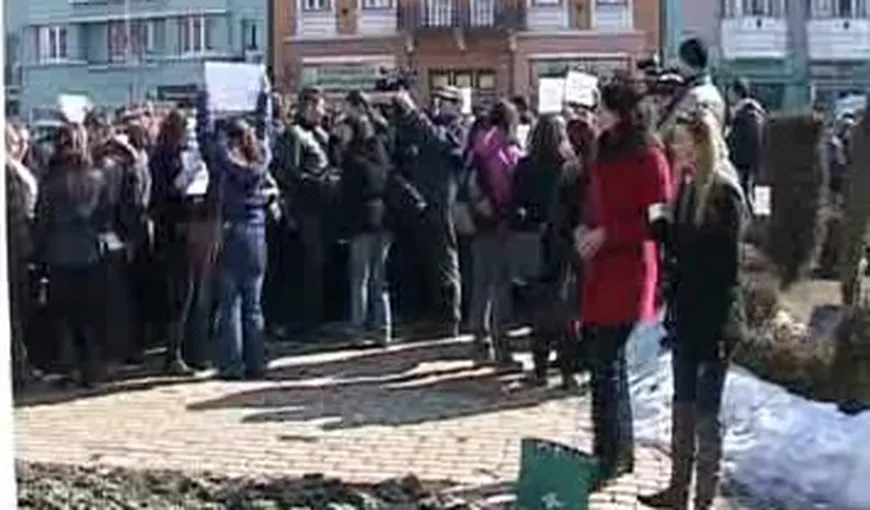 PROTEST cu SUTE de MEDICI REZIDENŢI în faţa Prefecturii Cluj