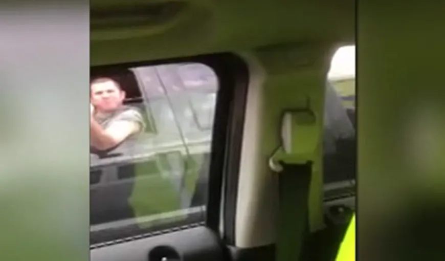 După faptă, şi răsplată. Ce a păţit un şofer care i-a arătat un semn obscen unei femei VIDEO