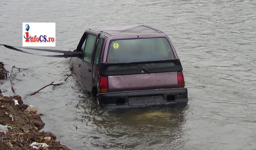 A făcut baie cu tot cu maşină. Un tânăr din Reşiţa a plonjat cu maşina în râu VIDEO