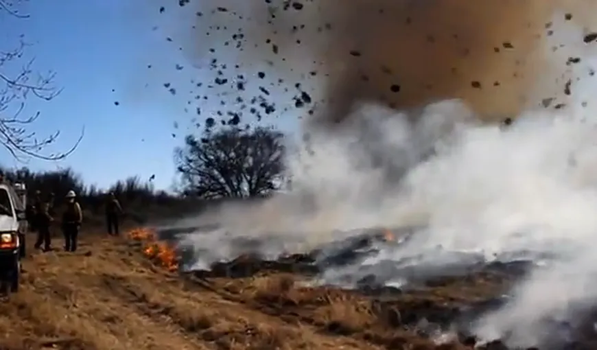 Fenomen rar în SUA: Un incendiu s-a transformat într-o tornadă de foc VIDEO