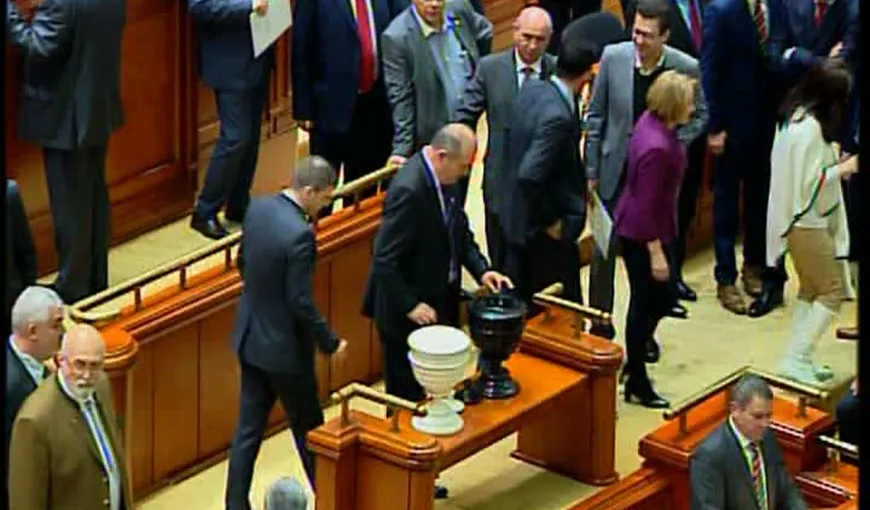 Cabinetul Ponta III a TRECUT de votul Parlamentului. Învestirea miniştrilor mai are de aşteptat VIDEO