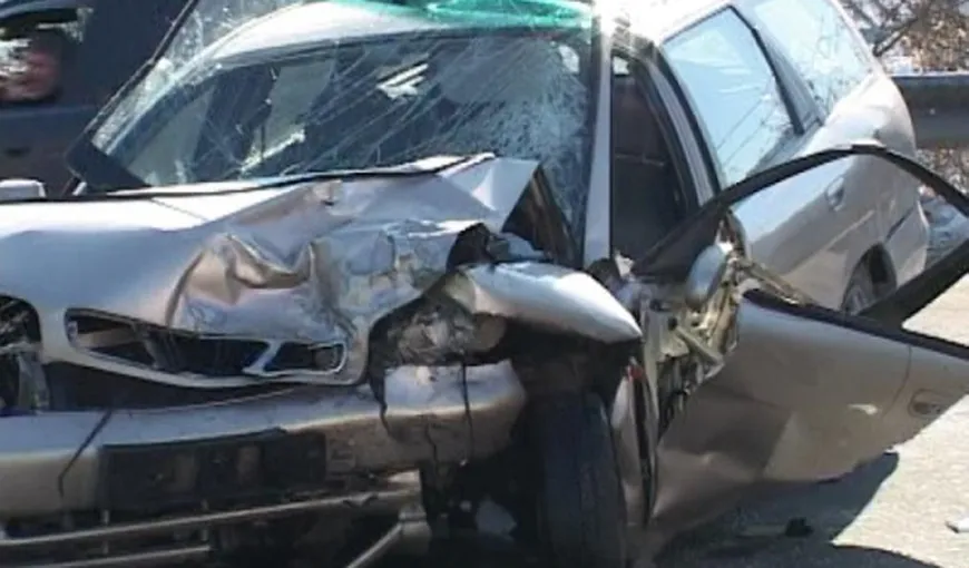 Tragedie în faţa unei şcoli din Neamţ: Două eleve au fost LOVITE de maşină